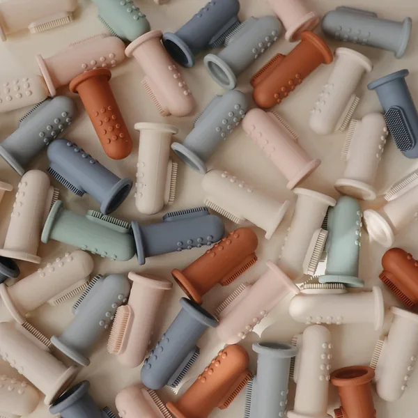Escova de dentes de dedo em silicone para bebés Mushie